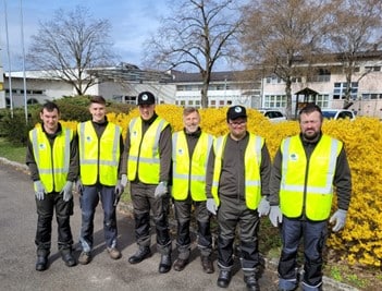 Mitarbeiter Eder stehen nebeneinander