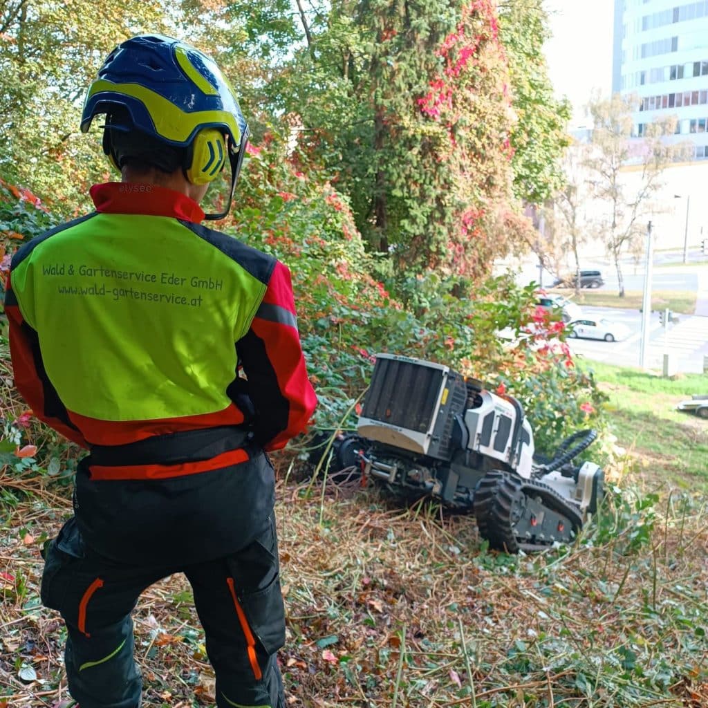 Mitarbeiter steuert Raupenwerkzeug